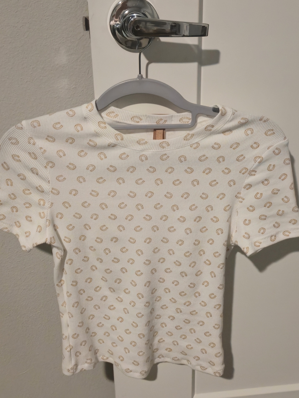 Skims Women's White Short-Sleeve Ribbed Tee with Tan Horseshoe Print